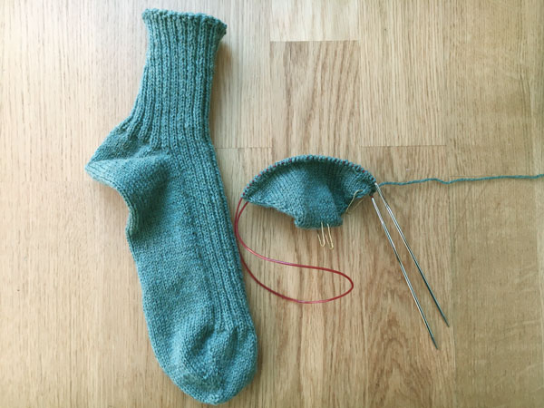 小モノ編み　〜靴下片方が編み上がりました