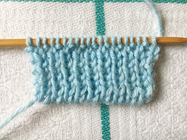別糸を使った場合と、指でかける場合の作り目で1目ゴム編みを比較してみる