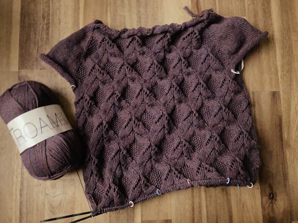 身ごろがだいぶ編めてきたので考える模様編みの終わり時　～Poet
