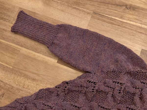 片袖が編み終わり、採用した伏せ止めは1目ゴム編み止め　～Poet