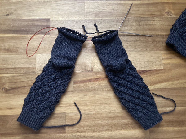 Casual Lace その5「糸が足りない！　でも、以前編んだ帽子をほどいて解決」　～52 Weeks of Socksプロジェクト