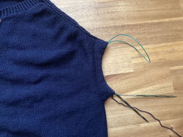 袖口のゴム編み止めのやり直し、もう片方の袖編み　〜Yöllä