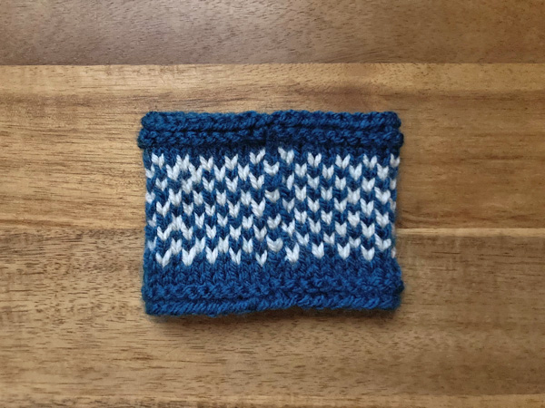 輪編みでの編み込み模様で、編み始めと終わりで模様にズレができないようにする方法