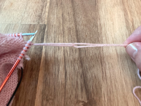 道具も必要なし、あとで縫う必要もなし、簡単にできる糸のつなぎ方 Clasped Weft Join