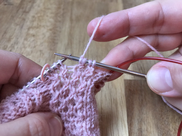 なわ編み針などの道具を使わずに1目交差を編む方法　その2