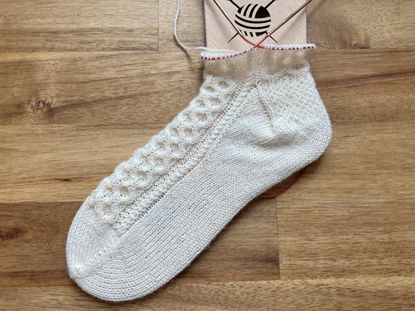 Imker その4「交差編みが多いので、編み地がちょっとキツいかも」　～52 Weeks of Socksプロジェクト