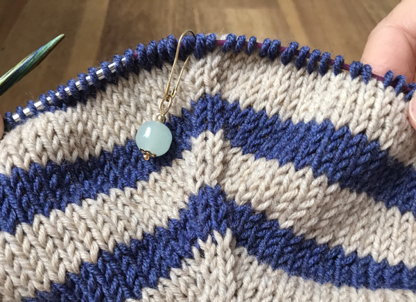 輪編みでボーダー柄を編むとき、色変えで段差ができない方法