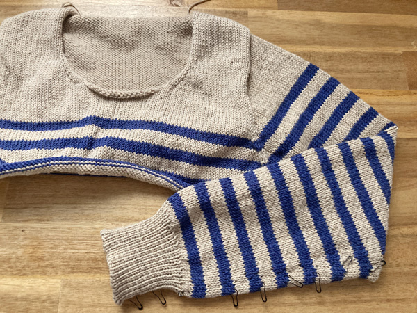 左袖が編み終わりました　～Lyon Sweater