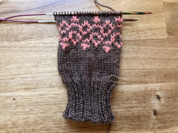 Mica その2「編み込み模様の練習、もっとせねば」　～52 Weeks of Socksプロジェクト