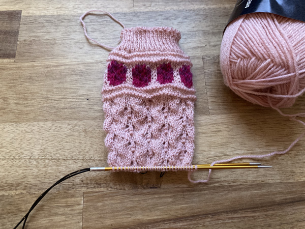 Raw Honey Rose その2「脚の模様編みが終わりました」　～52 Weeks of Socksプロジェクト