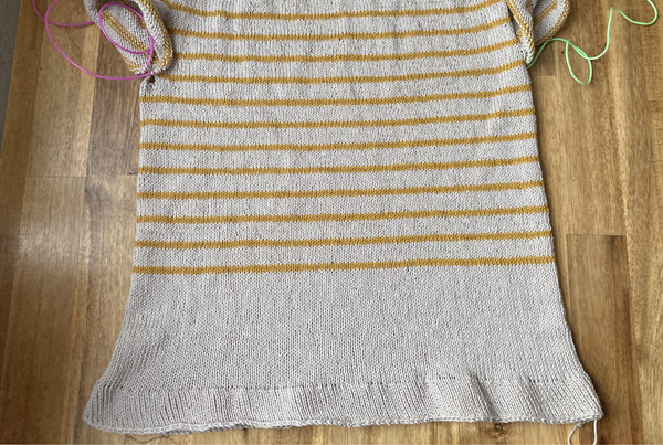 身ごろが編み終わったので袖を編み始めています　～Ilaria Shirt