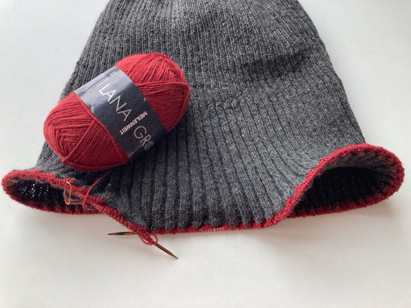 色はこうなりました　〜ブルガリアの手編みスカート