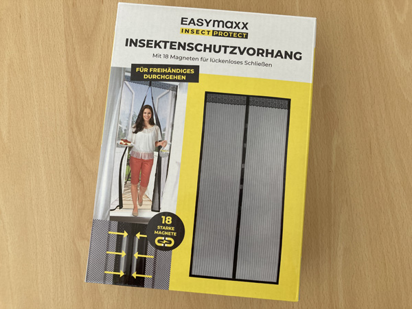 テラスへ出るドアに虫除けカーテンを付けました