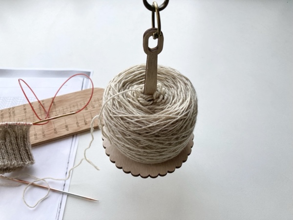 手首に掛けるヤーンホルダーを使ってみて