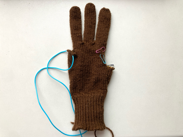 指先は減らし目をせずに絞るだけに　〜Modified Army Gloves