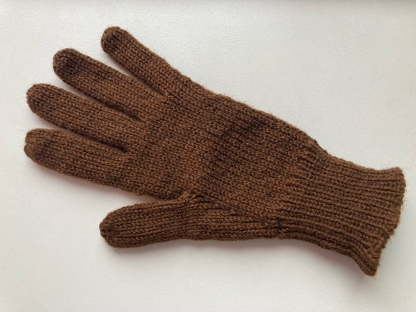 ひとまず、片方が編み終わりました　～Modified Army Gloves