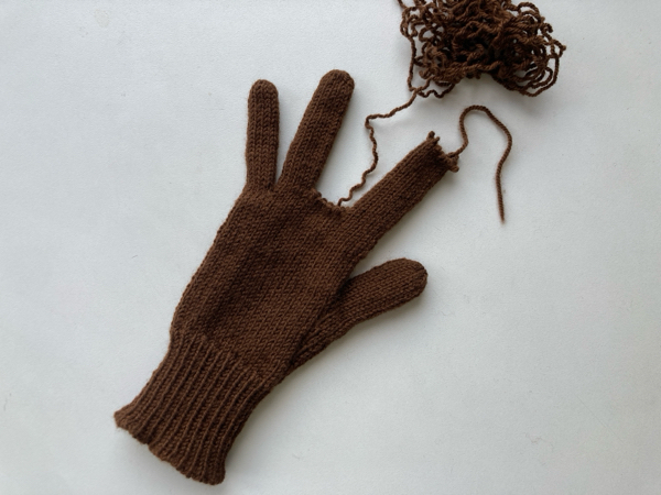 またしても編み直し……　～Modified Army Gloves