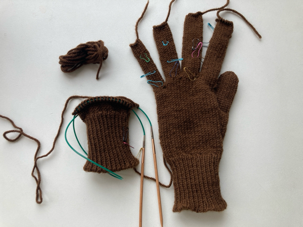 もう片方も編み始める　〜Modified Army Gloves