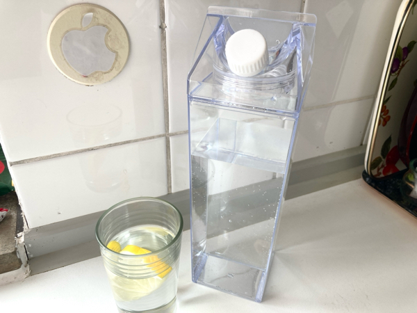 飲料パックを模したカラフェ