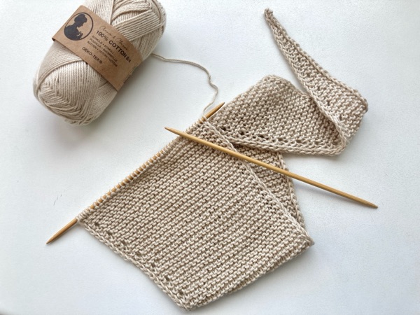 もう一枚のミニスカーフを急いで編む！